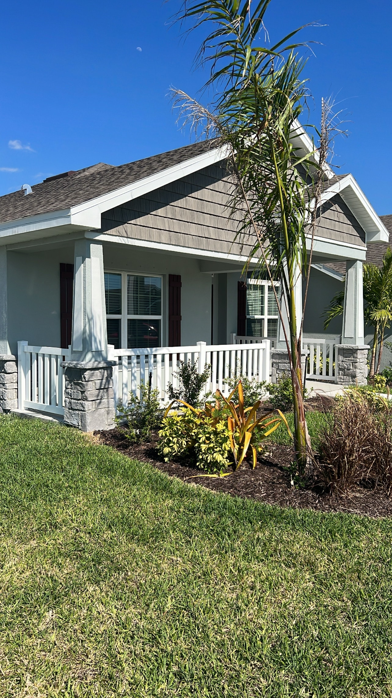 Vinyl picket fence along front yard